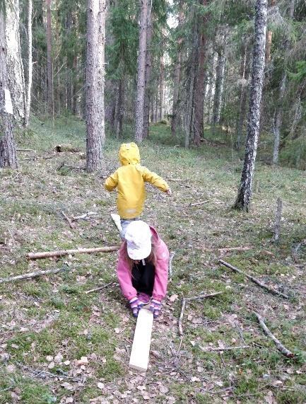 29 Ensimmäisenä esteenä oli ketjumestari Wraythin puiden väliin asettamia ketjuja. Ketjut muuttivat osuessaan uhrinsa kummitukseksi, ikuiseksi ajaksi.