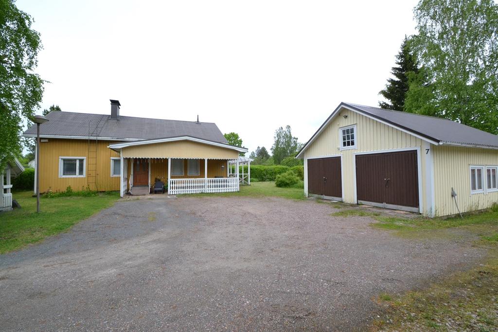 Lämpöä saat varaavalla vuolukivitakalla, ilmalämpöpumpulla, puuhellalla ja pönttöuunilla.