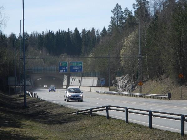 Suomen pisin maantietunneli on vuonna 2016 avattu 2,3 kilometriä pitkä Tampereen rantatunneli.