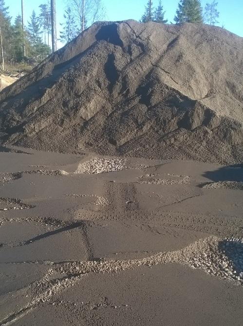 8 Hyödyntämällä asfalttirouhetta asfalttimassan raaka-aineena säästetään merkittävästi luonnonvaroja, sillä asfalttirouhe sisältää pääosin kiviainesta ja bitumia jotka ovat molemmat uusiutumattomia
