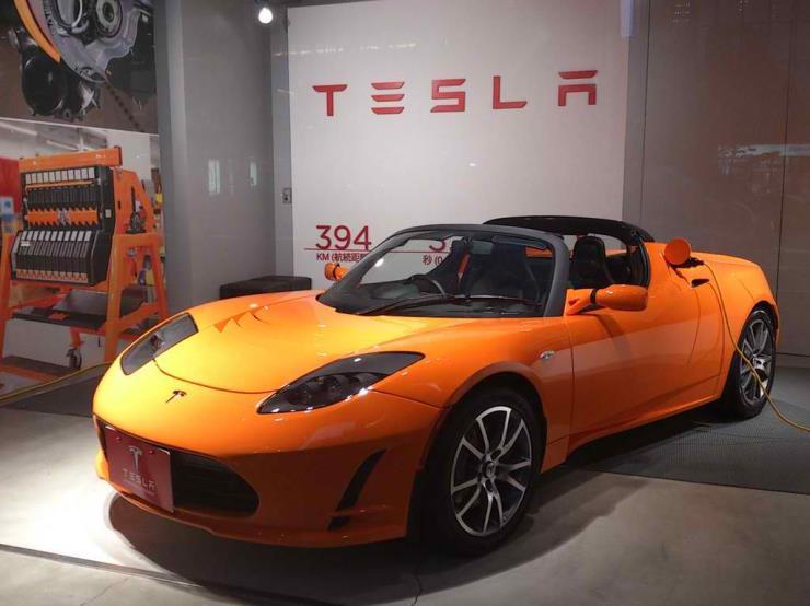 10 2.3 2000 2017 Sähköautojen kolmas tuleminen tapahtui myös Kaliforniassa. Pay Pal-sovelluksella rikastuneen Elon Muskin yhtiö Tesla julkaisi 2008 ensimmäisen mallinsa Tesla Roadsterin.