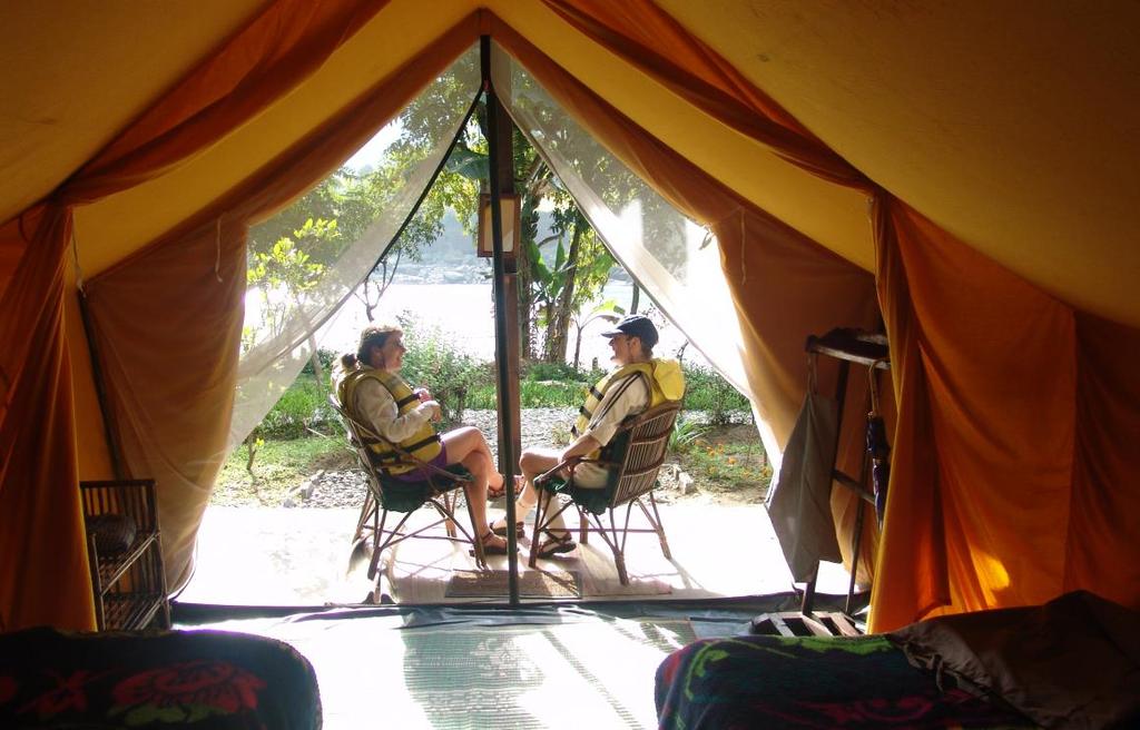 Seti River Camp (telttamajoitus) Setijoella majoitumme telttoihin, joissa on sängyt, seisomakorkeus sekä omat suihkut ja wc. Päivällisen syömme majoituspaikan ravintolarakennuksessa.