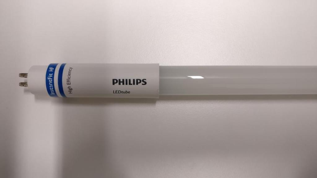 21 3.3.2 Led-putki Led-putki (kuva 14) vastasi kooltaan ja kannaltaan T5-loisteputkea. Putki oli helppo asentaa, koska se ei vaatinut mitään muutostöitä edelliseen asennukseen.