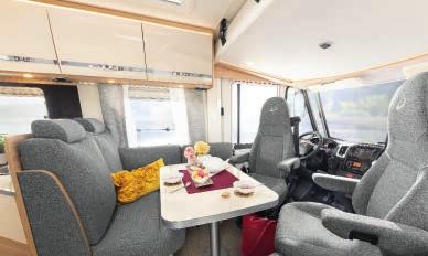 Ajaminen integroidulla Globebus-autolla on elämys: Iso panoraama-tuulilasi