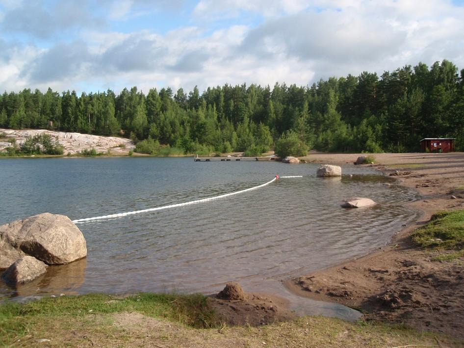 6 2.7 Valokuvat Störsvikin uimaranta Uimaranta pohjoispuolelta kuvattuna 3. UIMARANNAN KUVAUS 3. Vesityyppi Lähdepohjainen allas. 3.2 Rantatyyppi Hiekkaranta Störsvikin hiekkakuoppauimala on muodostunut harjuun soranoton seurauksena.