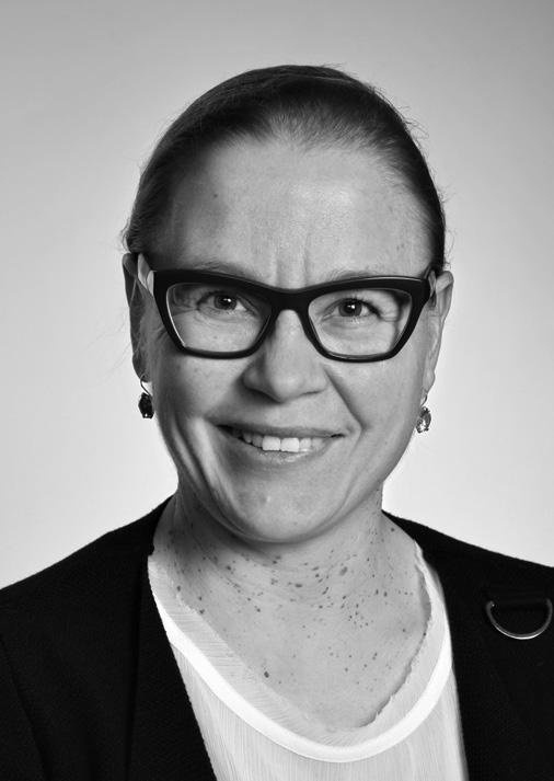 Vierikko on koulutukseltaan kasvitieteeseen erikoistunut biologi, jonka maisteriopinnot suuntautuivat kasviekologiaan ja -systematiikkaan ja opinnäytetyö valmistui torvijäkälien taksonomiasta