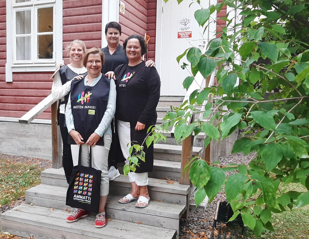 Kuvassa Suvi Luoto Kotkas liikutaa yhes -hanke (vasemmalla), Airi Halonen Naisten Pankki Kotkasta (edessä), Johanna Hasu Monikulttuurinen toimintakeskus Myllystä (takana) ja Maarit Koskensalo-Tiainen