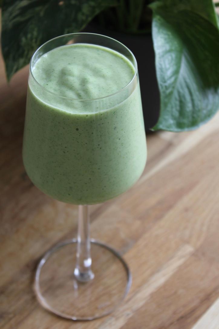 VIHERSMOOTHIE 1/2 dl pakastepinaattia 2 dl pakastemangoa 0,75 dl heraproteiinijauhetta 1/2 pieni avokado tuoreen