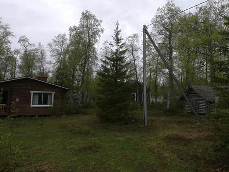 Leirintäalueen rakennuksia ja rakennelmia sijaitsee edelleen alueella. Osa suunnittelualueesta on vesialuetta. Kuvat 2. ja 3. Alueella sijaitseva kota ja alueen sijaitseva saunarakennuksen ympäristö.