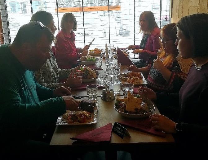 -Olen muokannut ruokavaliota ja syön nyt kasviksia enemmän, mutta herkkuja vähemmän. Paino on tippunut kahdeksan kiloa, hän iloitsee.