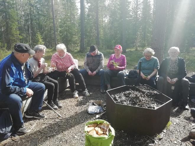 MUISTISAIRAUTEEN SAIRASTUNEILLE LUONTO LÄHELLÄ Ryhmä kokoontuu viisi kertaa vaihtuvilla teemoilla. Teemat suunnitellaan yhdessä ryhmään osallistuvien kanssa.