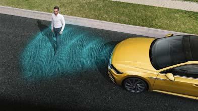 Jos järjestelmä havaitsee tällaisen tilanteen, auton matkustajat ja auto valmistellaan mahdollista törmäystä varten: etuistuimien turvavyöt kiristyvät ja kiinnittävät kuljettajan ja etumatkustajan