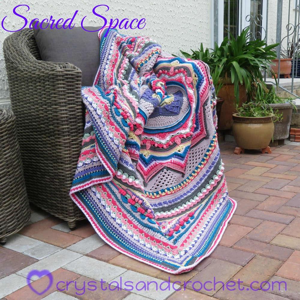 Esittelyssä Sacred Space Crochet A-Long. Tekijänoikeus: Helen Shrimpton, 2019. Kaikki oikeudet pidätetään. Suunnittelija: Helen - www.crystalsandcrochet.
