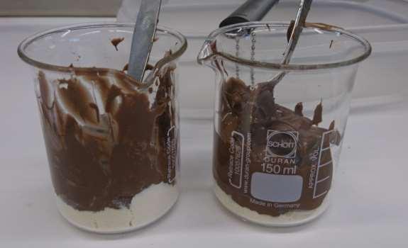 24 temperoitiin menetelmällä 4 (liite 1). Temperoitu suklaa kaadettiin kahteen levymuottiin ja ylimääräinen suklaa valutettiin pois niin, että pohjaan ja reunoille jäi ohut suklaakerros.