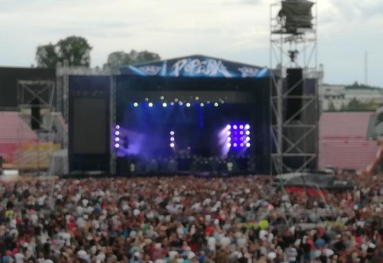 POPEDA JYRÄSI STADIONILLA Etkoilta konserttiin Innokasta yleisöä Trubaduuri Mathau Mikojan viritti tunnelmaan Elokuussa Prolaisia