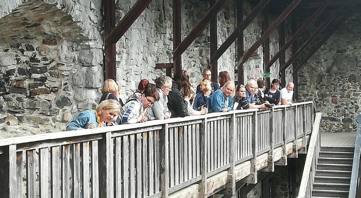 VIISASTA JA VAIKUTTAVAA VIESTINTÄÄ FISKARSISSA Innokkaita retkeilijöitä linnan raunioita tutkimassa. kennuksiakin nousee Fiskarsin alueelle tasaiseen tahtiin.