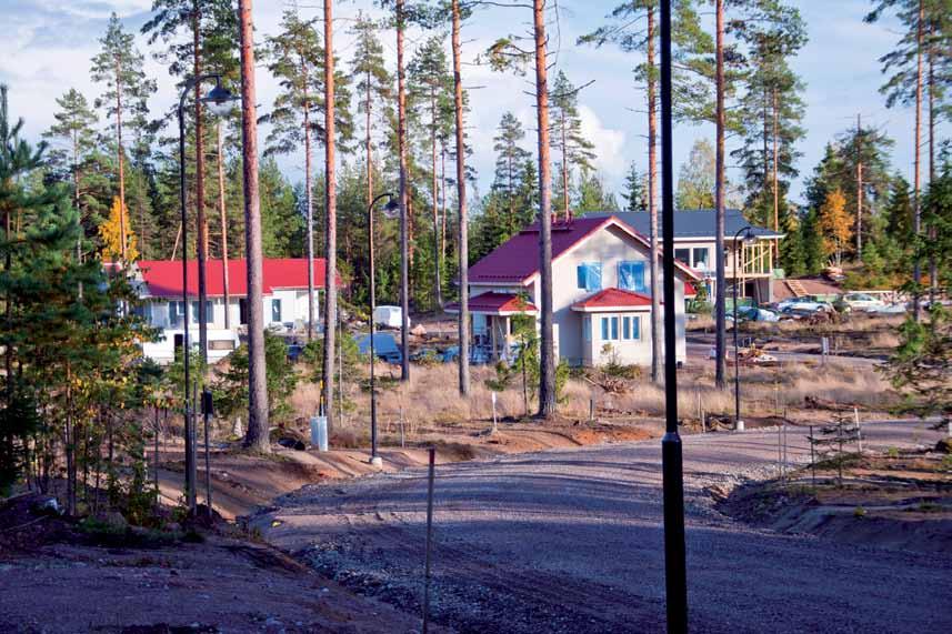 Aurinkorinne Ahmoonmäki, kaupunginosa 12 Karkkilan Aurinkorinteen pientaloalueen tonteista on myynnissä ensimmäiset 28 tonttia. Tonteissa on jatkuva haku ja niitä luovutetaan varausjärjestyksessä.