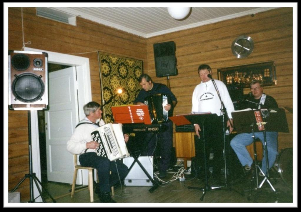 Toholampinen Mauri Rautiaianen luettelee orkestereita, joita on matkatessa perustanut ystäviensä kanssa.