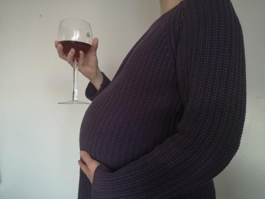 Päihteet Kaikki alkoholia sisältävät juomat ovat haitallisia sikiölle koko raskausajan, mutta etenkin alkuraskaudesta. Sikiö voi sairastua pysyvästi alkoholista.