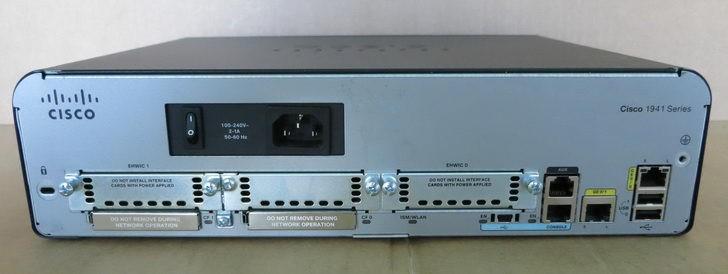 4 Kuva 3. Cisco 1941 -reitin (Cisco user guide n.d.) Ominaisuudet: -Cisco IOS -SSL-salaus -Tuetut standardit: ANSI T1.101, IEEE 802.