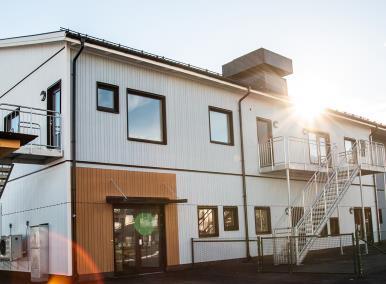 väliaikaisratkaisuiksi Sopimusten kesto jopa 5 vuotta keskimäärin, sopimusten pidennykset mukaan lukien Pääosin julkisen sektorin asiakkaita sosiaalisen infrastruktuurin 6) segmentistä Vahvaa