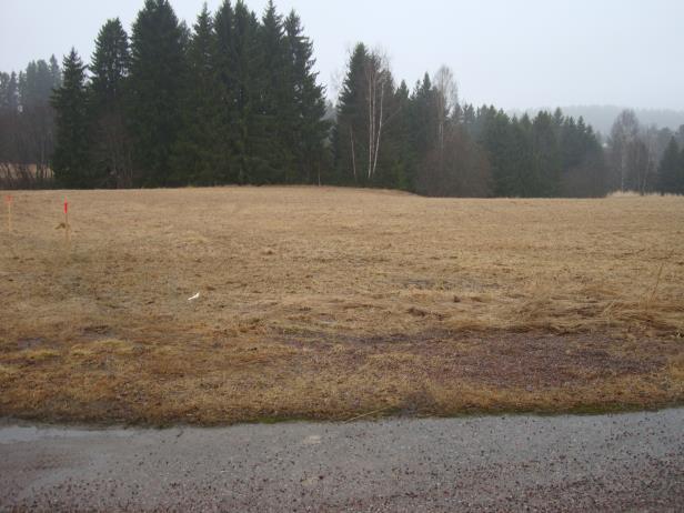 joka rajoittuu länsi- ja itälaidoistaan tiiviisiin omakotialueisiin ja pohjoisreunamaltaan Karjaanjokeen.
