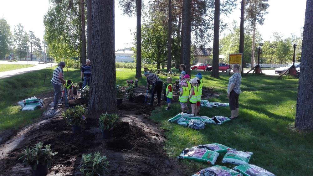 22.5.2018 ISTUTUSPÄIVÄ Työssä mukana puiston suojelijat: Metsolan