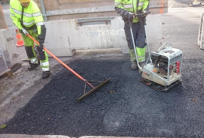 PAB-paikkauksen alusta on tarvittaessa kuivattava. PAB-paikkaus tehdään pienissä kohteissa käsin (kuva 12), suuremmissa kohteissa koneellisesti. Pienet paikkaukset tiivistetään esim.