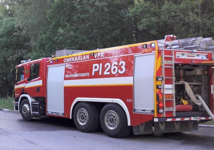 4 Paloautoja, palomiehiä sekä ruiskumiehiä ja lopuksi raivauskalustoa Arto Tyrni kertoi palon syttymisestä