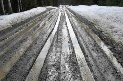 10 (31) lumen sulamisen johdosta, mutta myös pinta, ja -kerrosvaluntana routivaan alusrakenteeseen. (Liikennevirasto 2014, 13).
