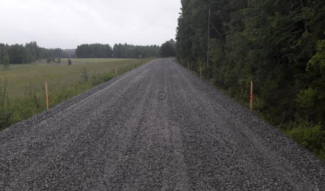 22 (31) Kuva 12. Valmis runkokelirikkokorjaus. Tietä nostettu 40 cm. Kuva otettu Sammallammintieltä Vilppulassa kesällä 2017. (Kuva, jyri Salmi). 7 TIEN LEVENTÄMISEN MAHDOLLISUUDET 7.