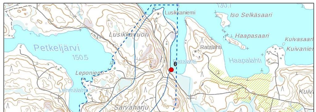 Lähteessä näkyy myös aikaisempia rakenteita. Lähteen vesi on kylmää, noin 6 asteista.