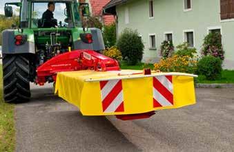 Ensiluokkainen niittojälki NOVACAT 262 / 302 / 352 V ylösnostetulla kuljetusasennolla Keskiripusteisissa NOVACAT-takaniittokoneissa on optimaalinen painonkevennys, joten ne kelluvat vaivattomasti