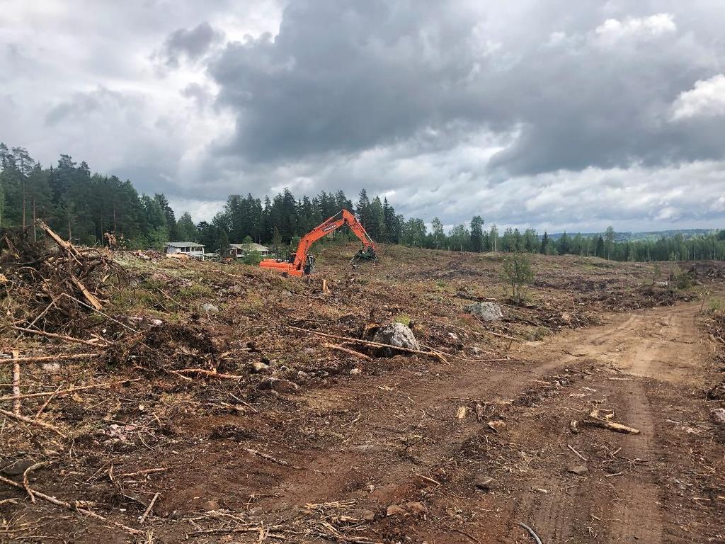 Raportti 4 Kuva 3. Kirkkotien tiealueella pienpuuston ja kantojen poistotyöt ovat käynnissä. Vanhan Hämeenlinnantien uuden erikoiskuljetus tielinjauksen teko on käynnissä.