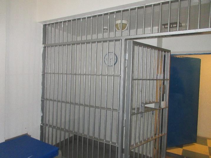 28 / 38 Vankilassa on yksi rangaistusselli, jossa pannaan täytäntöön yksinäisyysrangaistukset. Selli ei eroa normaalista asuinsellistä muuten kuin siinä, että siellä ei ole televisiota.