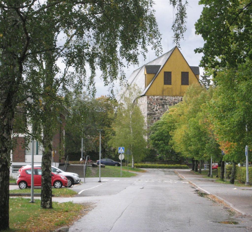Julkisessa tilassa olevat näkymäakselit taajaman merkityksellisiin ja asukkaille tärkeisiin rakennuksiin tai muihin elementteihin kokoavat taajamakuvaa ja - tilaa ja