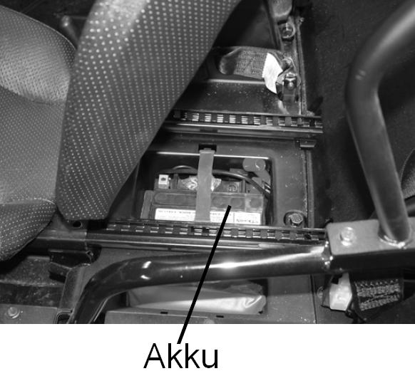 AJONEUVON HUOLTO Akku Akku Tässä ajoneuvossa käytetään joko tavanomaista tai huoltovapaata, suljettua akkua, joka on täyteen ladattu tehtaalla.