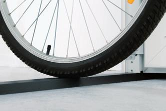 Musta, alumiininen eloksoitu ja vain 24 mm korkea kynnys on mukava polkupyörien ja mopojenkin