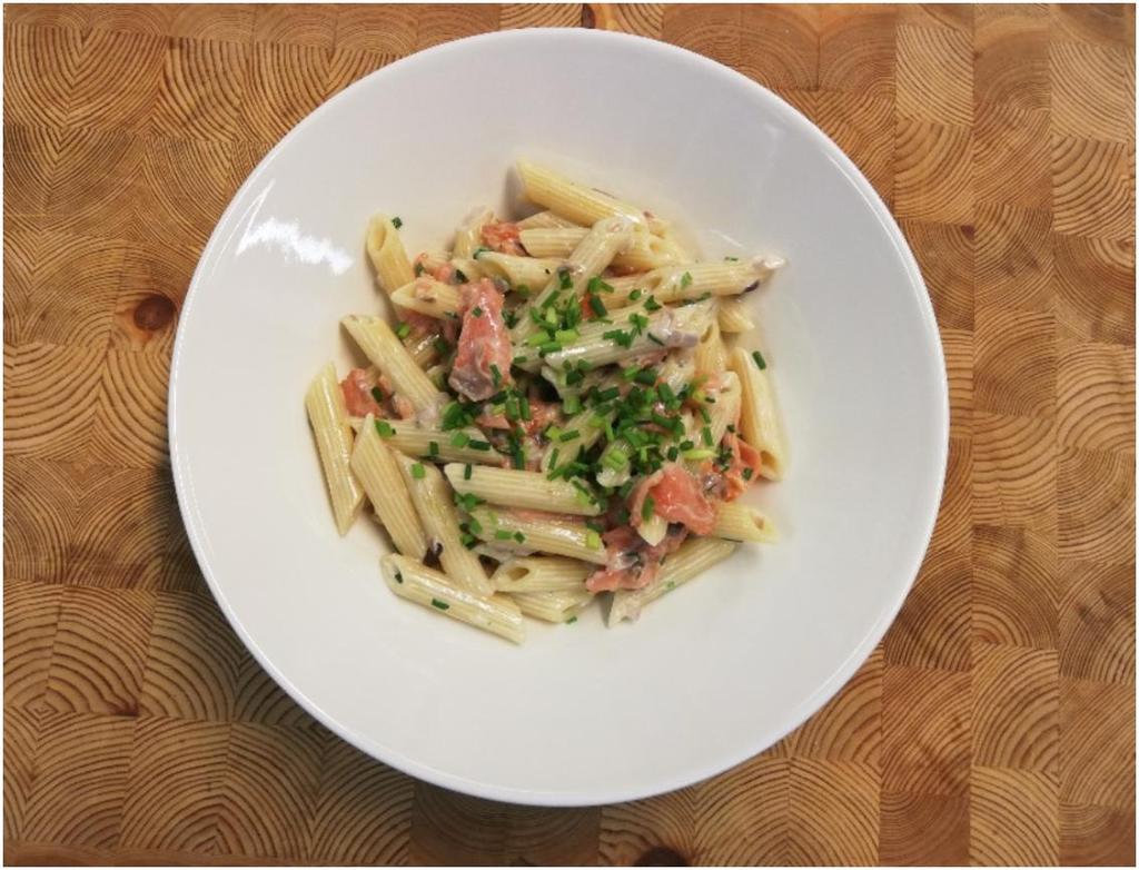 Kylmäsavulohipasta 300 g Penne pastaa merisuolaa pastan keitinveteen 200 g kylmäsavulohta 1 punasipuli 1 tl rypsiöljyä tai voita mustapippuria myllystä 2 rkl kapriksia 2,5 dl ruokakermaa ½ sitruunan
