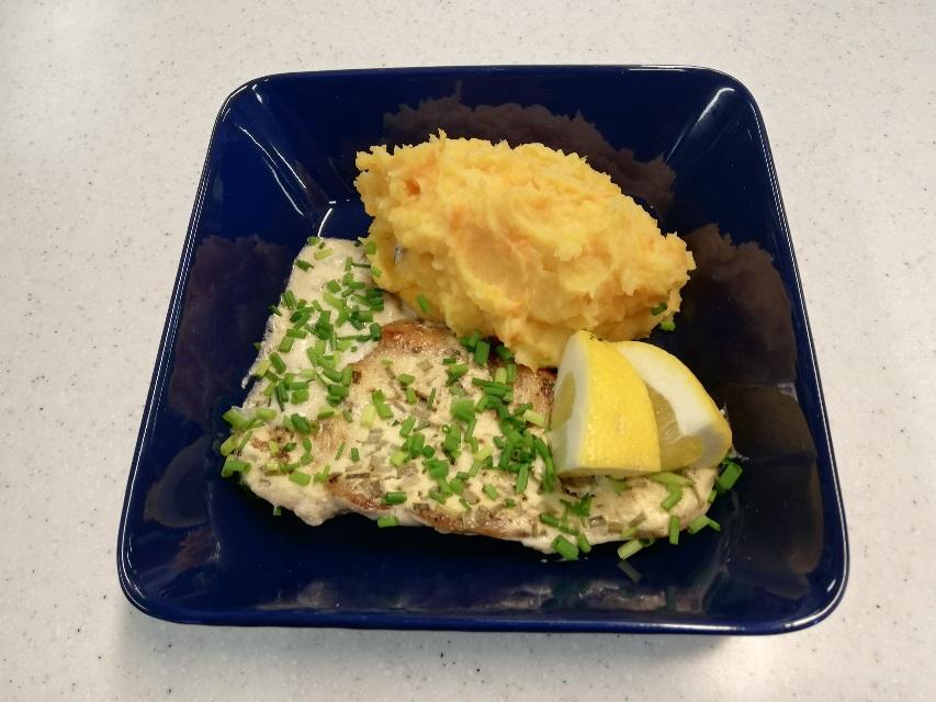 Sitruunainen uunikuha ja juuresmuusi 600 g kuhafileitä voita 1,5 dl kalalientä suolaa ja mustapippuria maun mukaan ½ sitruunan mehu 1,5 dl ruoka- tai kuohukermaa nippu ruohosipulia Muusi: 6-7 perunaa