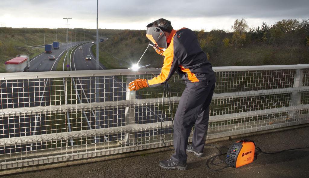 OMINAISUUDET Loistavat valokaariominaisuudet Suuri jännitevara ja automaattinen valokaaren dynamiikan säätö takaavat erittäin vakaan valokaaren