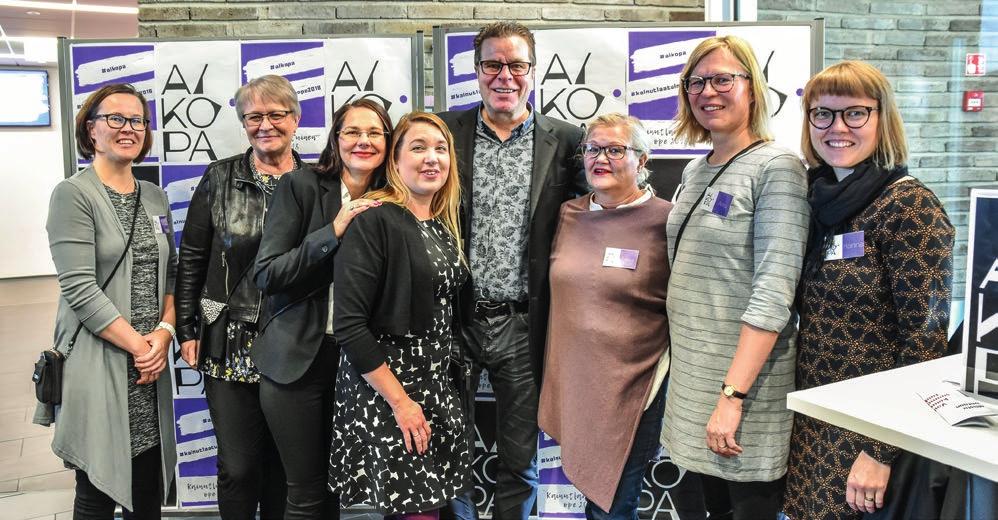 12 YLIOPISTOKESKUKSEN TOIMINTA gisia taitoja erityisesti ryhmänhallinnan osalta. 3.