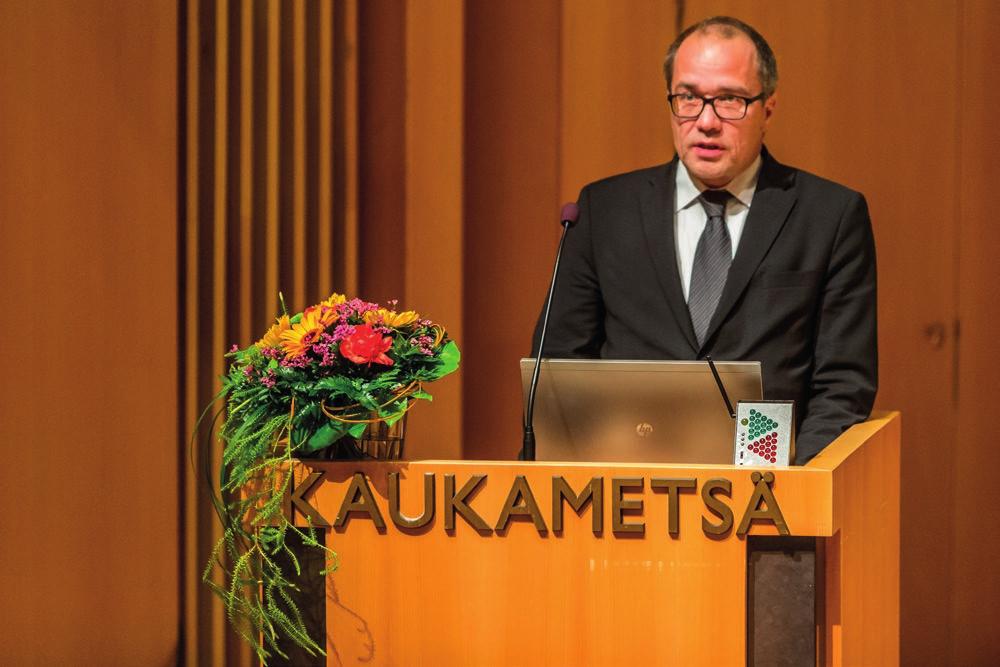 JOHTOKUNNAN PUHEENJOHTAJAN KATSAUS 3 JOHTOKUNNAN PUHEENJOHTAJAN KATSAUS Suomessa on kuusi yliopistokeskusta.