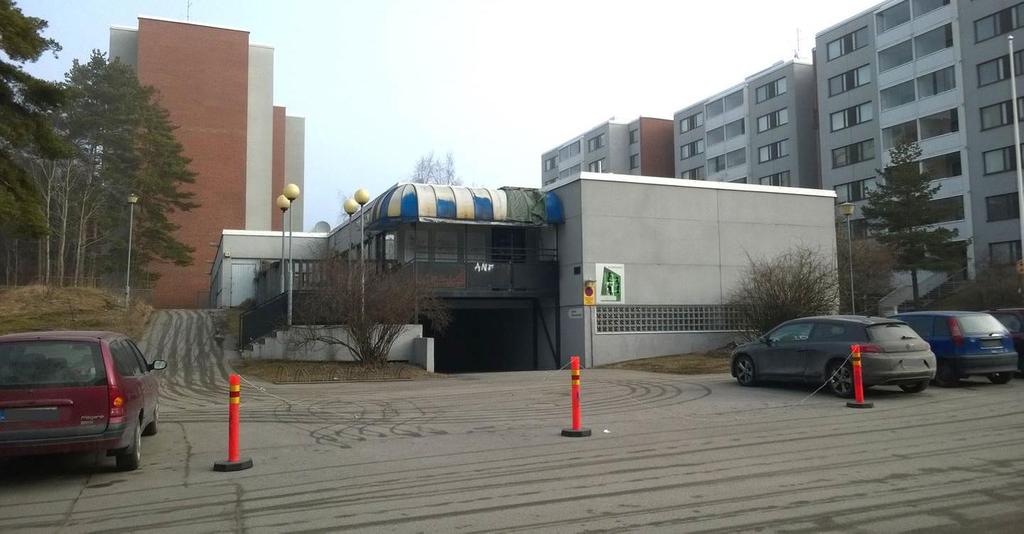 Helsingin kaupunki Pöytäkirja 36/2016 4 (12) Kuva: KSV. Kuvan etualalla yksikerroksinen purettava rakennus, taustalla opiskelija-asunnot. Suunnittelualueen pohjois- ja itäpuolelle on valmistunut 4.6.2013 päivätty Pohjois-Haagan itäosan osayleiskaava.