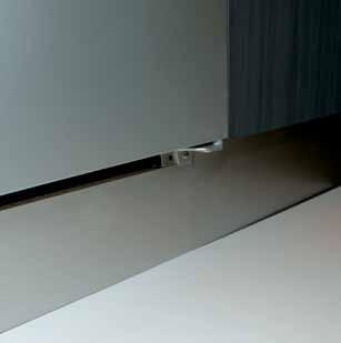 Kalusteisiin sijoitettavat jääkaapit ja pakastimet (KSD 36, 39, FSD 29, 32 og KFD 31,32, 35) Sokkeli ja sokkelin korkeus Kalusteisiin upotettavat GRAM-tuotteet sijoitetaan lattialle, sillä niiden