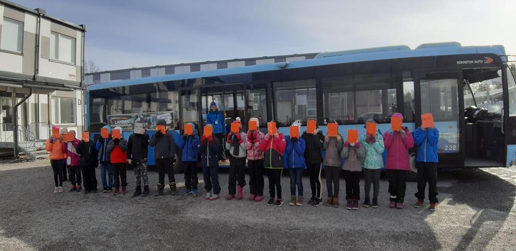 harjoitella bussiin nousemista ja laitteiden käyttöä turvallisessa ympäristössä.