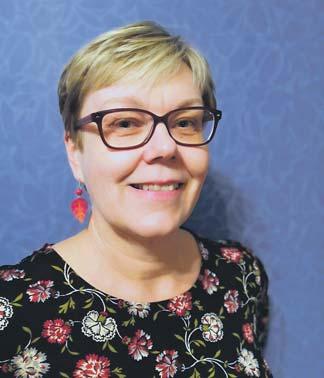 On ilo opettaa opiskelijoille kädentaitoja ja huomata, että he nauttivat käsillä tekemisestä. Tervetuloa harrastamaan kirjansidonnan, tilkkutyön ja kudonnan kursseilleni!