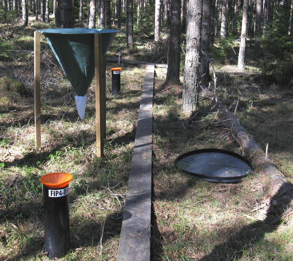 In order to collect the branch litter missed by the funnel type litterfall traps used in the ICP Forests programme, a new type of traps developed in the Finnish Forest Research Institute were used.