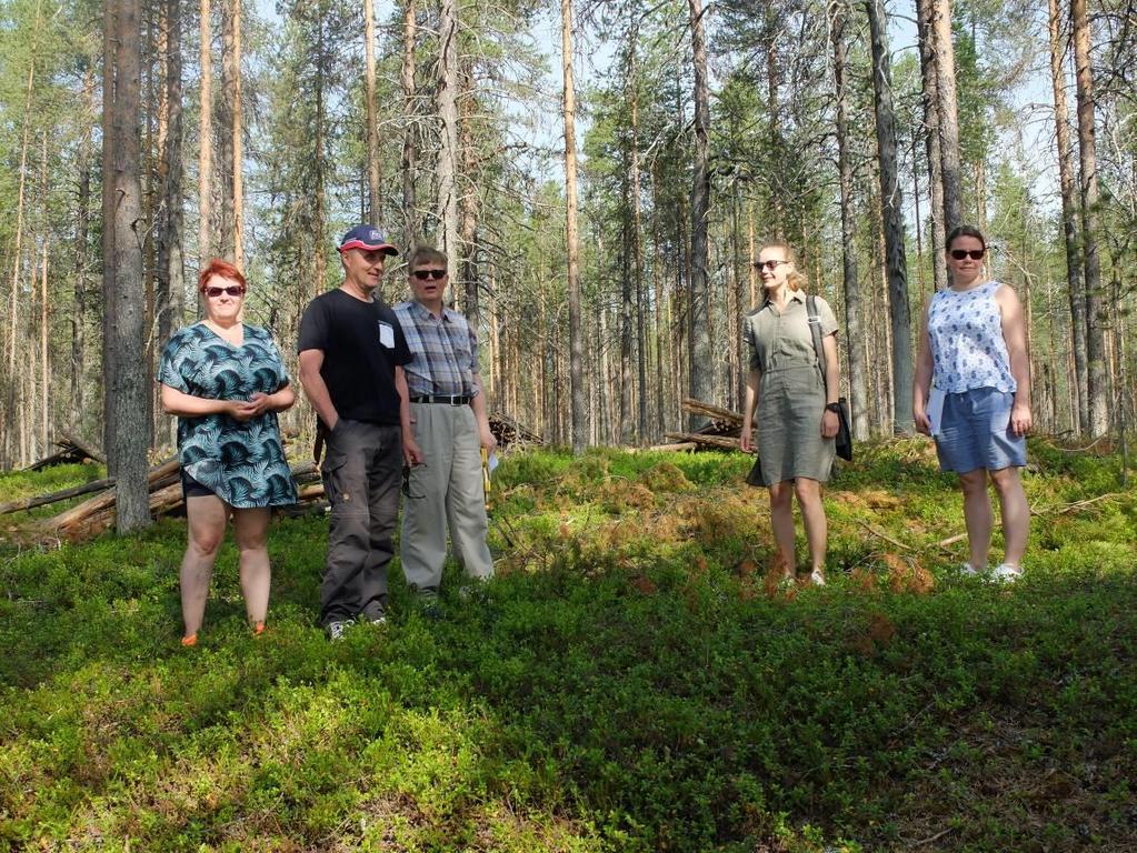23 Kuva 21 Maanomistajat vasemmalla ja kaupungin maankäytön edustajia katselmuksella 26.7.2019 4.5. Asemakaavaratkaisujen vaihtoehdot ja niiden vaikutukset 4.5.1. Alustavat vaihtoehdot ja niiden arviointi Eri vaihtoehtoja ei laadita, koska muutokset kaavatilanteeseen ovat vähäisiä.