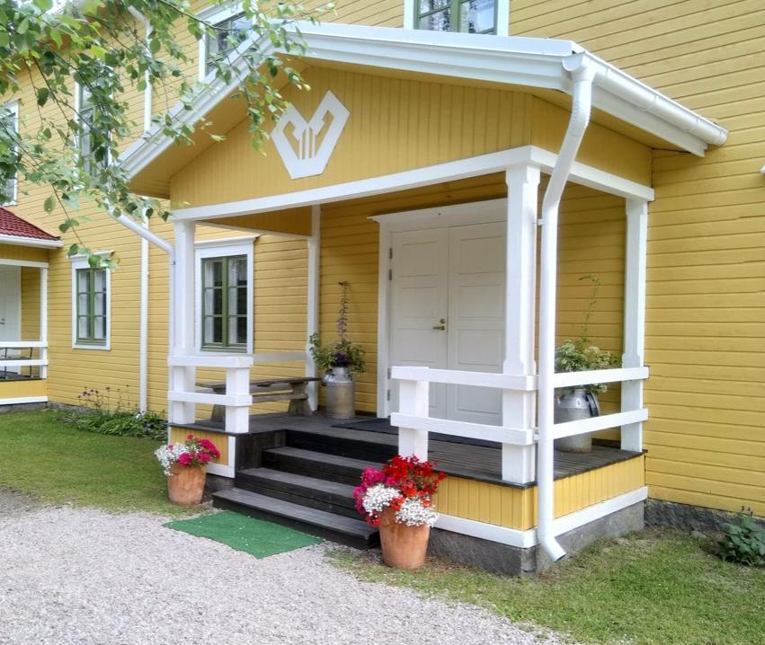 LÄMMINSAVULOHTA, KUHAKURNIEKKAA, SILLEJÄ, SILAKKAA, KALAPIHIVEJÄ JUKURTTIKASTIKHELLA LIHAPULLIA KERMAPIPPURIKASTIKHELLA, KASVISGRATIINIA, PERUNAMUUSIA TÖRKIÄN KOLOKOSTI SALAATTEJA MARIAKIMARA